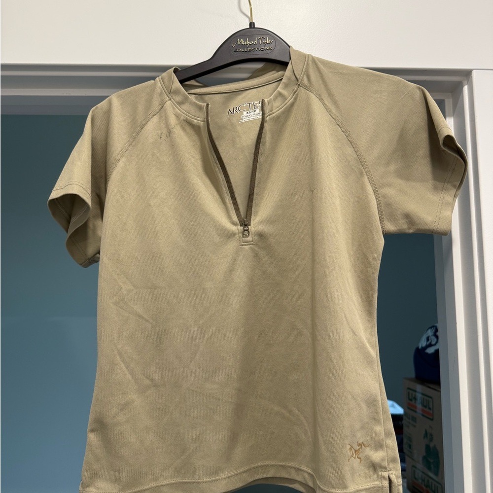 Arc'teryx Women's Beige Short Sleeve crop tee